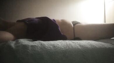 【推油少年】良家人妻发骚了，偷拍找异性按摩，极品一线天粉穴，被其他男人操好爽啊