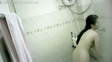 猥琐表哥暗藏摄像头偷窥表妹洗澡洗鲍鱼